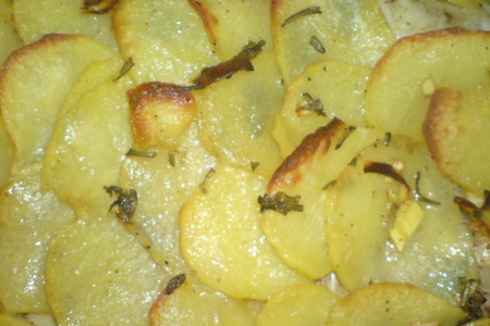 Фото к рецепту: Филе морской рыбы под пряной картофельной "чешуей"