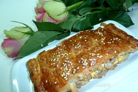 Фото к рецепту: Пирог слоеный с мясом и яйцом, тот да не тот.