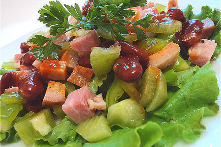 Салат с копченым мясом, красной фасолью и киви