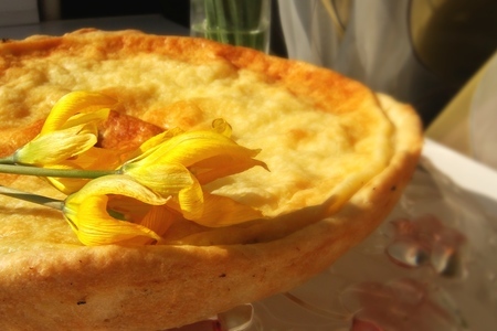 Фото к рецепту: Пирог из рубленого слоеного теста с маком и сметаной