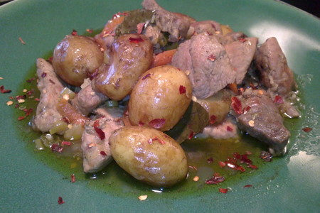 Фото к рецепту: Мясо с молодым картофелем по-холостяцки в горшке