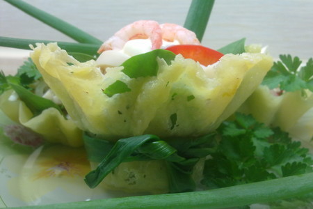 Фото к рецепту: Салат морской в сырных корзиночках
