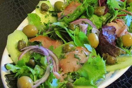 Фото к рецепту: Салат с осетриной маслинами и каперсами.