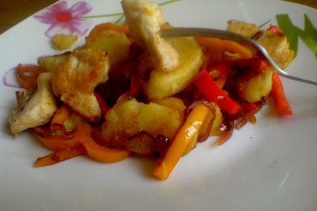 Фото к рецепту: Куриное филе с болгарским перцем и картофелем