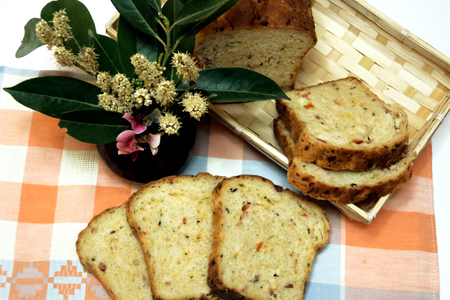 Фото к рецепту: Пикантный хлеб с ветчиной, сыром, помидорами и базиликом.