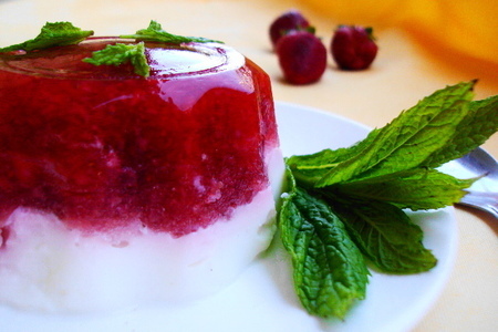 Фото к рецепту: Клубнично- йогуртовое желе.