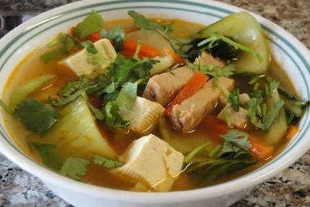 Острый суп с копчёной индейкой и тофу