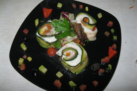Фото к рецепту: Рулетики из морского языка с овощным рататуем, и листовым салатом.