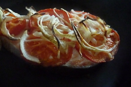Фото к рецепту: Семга (форель) запеченая с помидорами