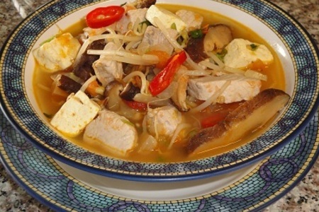 Фото к рецепту: Тайский рыбный суп с тофу и грибами