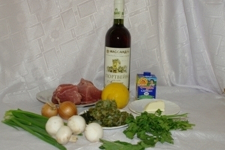 Фото к рецепту: Мясо с грибами в зеленом соусе