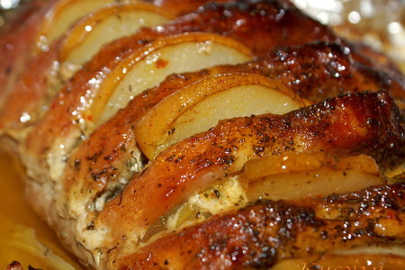 Фото к рецепту: Свинина запечённая с грушей и тимьяном