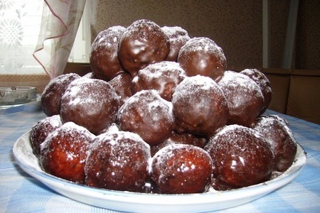 Фото к рецепту: Творожные пончики в шоколадной глазури