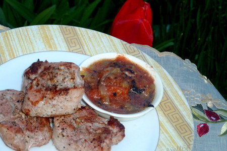 Фото к рецепту: Шпигованное чесноком мясо на мангале с томатным соусом ( из серии "айда на пикник")