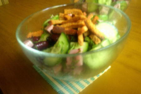 Фото к рецепту: Салат из фасоли с зеленью и ветчиной