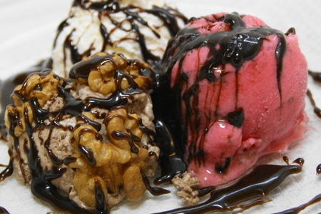 Фото к рецепту: Творожное и творожно-шоколадное мороженое с грецкими орешками