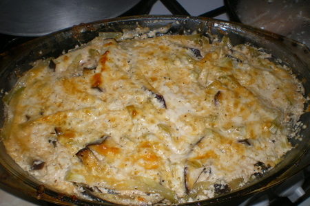Фото к рецепту: Запеченые овощи с курицей под сырным соусом