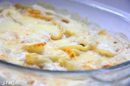 Фото к рецепту: Конкильони (conchiglioni) с мясным фаршем и орехами в сливочном соусе.