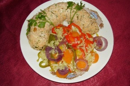 Фото к рецепту: Рыбная колбаска с теплым салатом из овощей