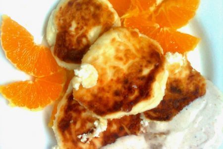 Фото к рецепту: Сырники с апельсиновым соусом