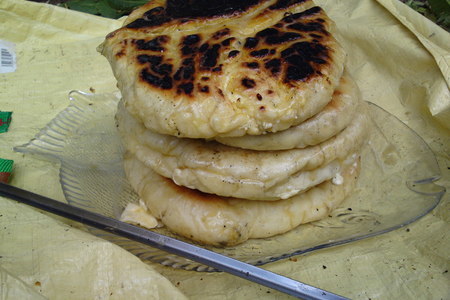 Фото к рецепту: Хачапури с сыром и с зеленью
