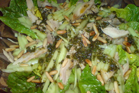Салат с огурцом и куриным мясом под зелёным соусом