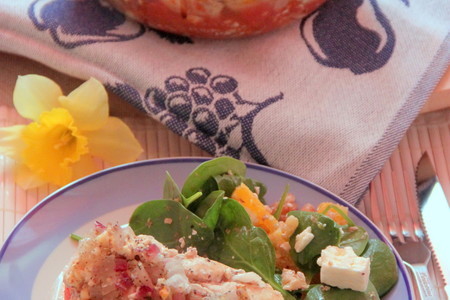 Фото к рецепту: Куриные грудки на томатной сальсе, под брынзой