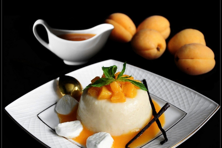 Грушево-яблочный баваруа с абрикосовым кули, маринованными персиками и ванильными меренгами.