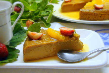 Фото к рецепту: Крем-брюле флан с апельсиновой карамелью-соусом и клубникой.