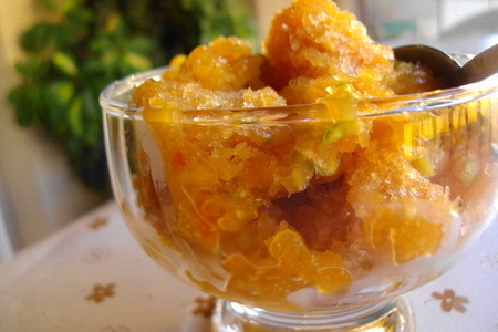 Фото к рецепту: Персиково-абрикосовое сорбе с фисташками.