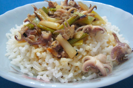 Рассыпчатый рис с луковым соусом и щупальцами кальмаров (для любителей лука)
