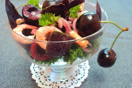 Фото к рецепту: Салат из черешни с креветками.