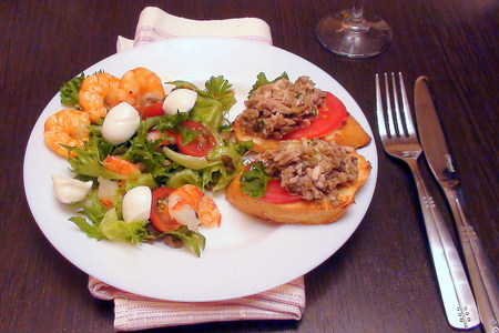 Фото к рецепту: Кростини с чечевичной пастой и свежим креветочным салатом.