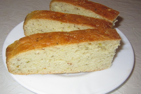 Фото к рецепту: Хлеб с рикоттой, фисташками и пряными травами