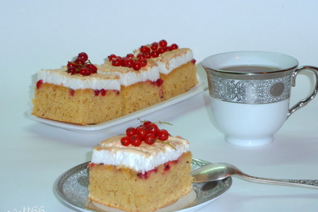 Пирожное " облачко" с миндалем и красной смородиной