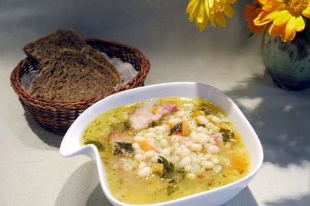 Фото к рецепту: Густой суп с фасолью и перловкой