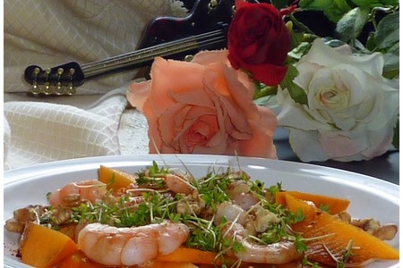 Фото к рецепту: Салат с хурмой и креветками "летний вечер"