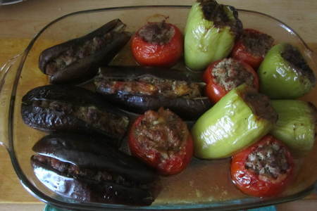 Фото к рецепту: Фаршированные помидоры, баклажаны,болгарские перцы.