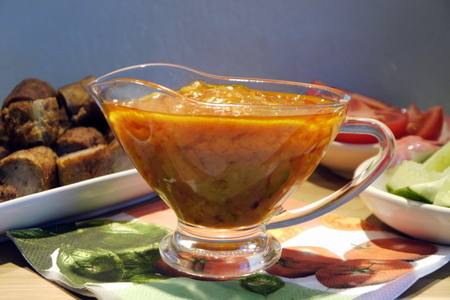 Фото к рецепту: Острый томатный соус с корнишонами