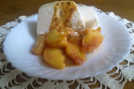 Фото к рецепту: Парфе из йогурта с жареными персиками