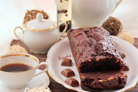 Фото к рецепту: Шоколадно-кофейный кекс с орехами
