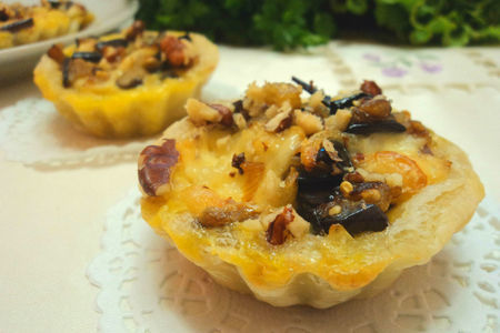 Фото к рецепту: Закусочные корзинки с баклажанами, сыром и орехами.
