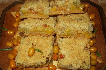 Фото к рецепту: Песочный пирог с ревенем и персиками