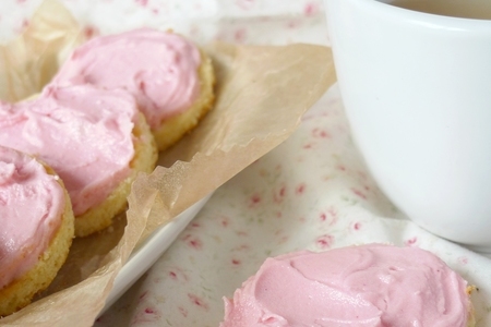 Фото к рецепту: Очаровательное печенье с розовым кремом