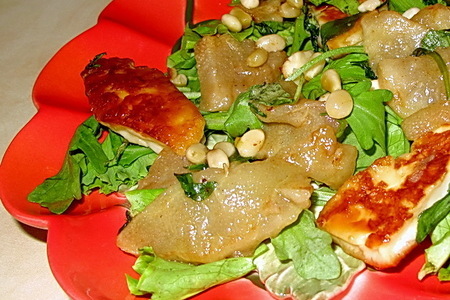 Фото к рецепту: Салат с жареным халуми