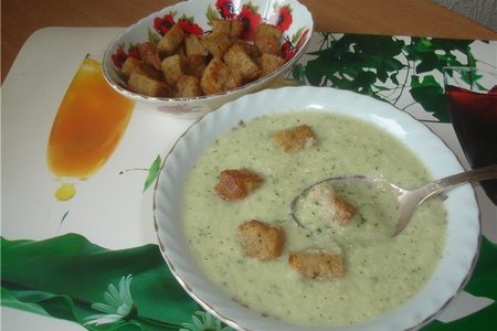 Фото к рецепту: Кремовый суп с огурчиками!!!