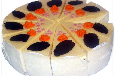 Фото к рецепту: Торт йогуртовый с персиками и бисквитом