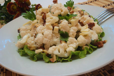 Фото к рецепту: Салат из цветной капусты с орехами.