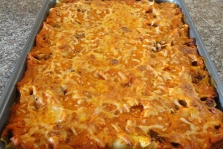 Фото к рецепту: Ракушки с мясом и грибами под сырно-томатным соусом