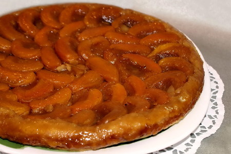 Фото к рецепту: Перевёрнутый тарт с абрикосами (tarte tatin)